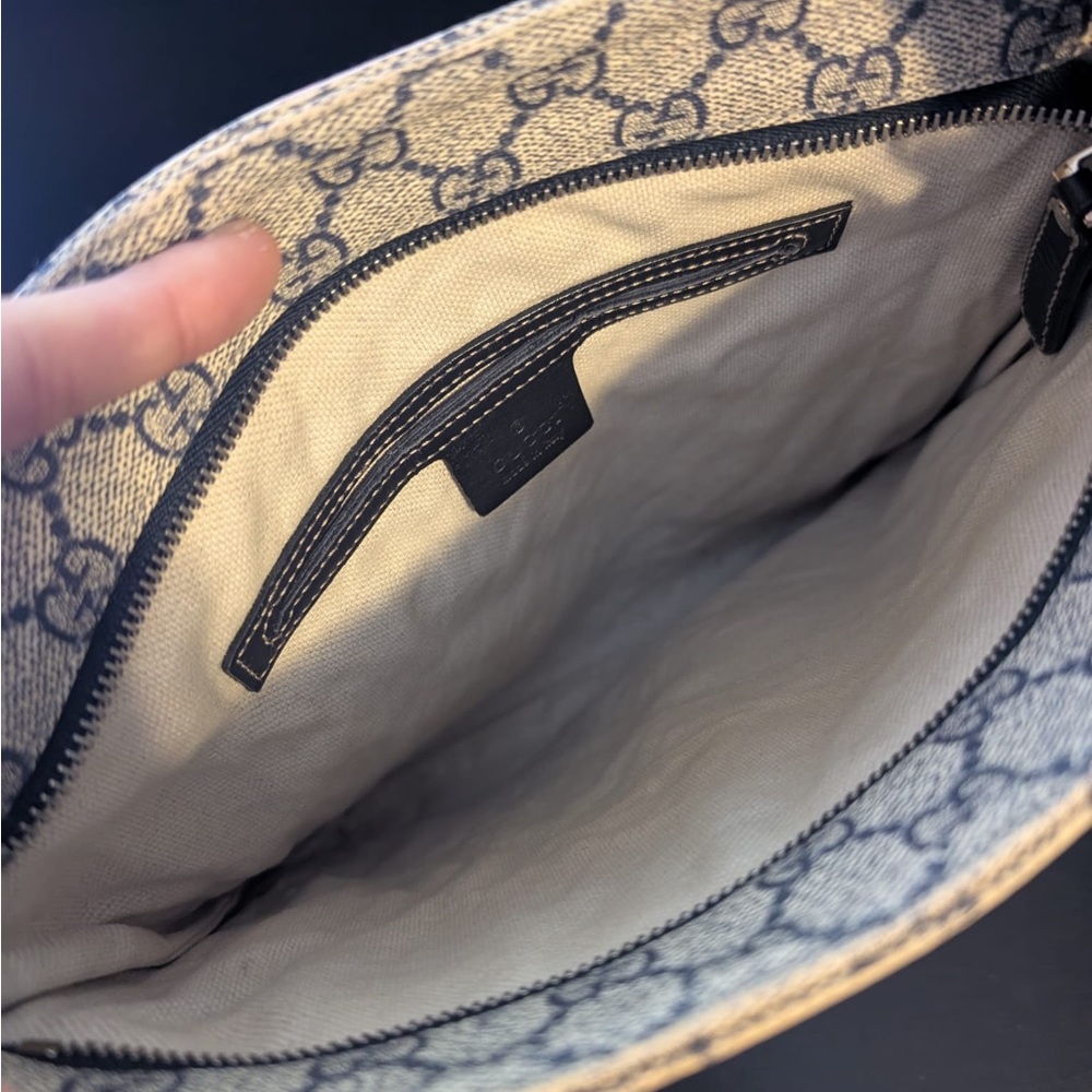 Gucci GG Supreme Crossbody Bag - Picture 5 of 7